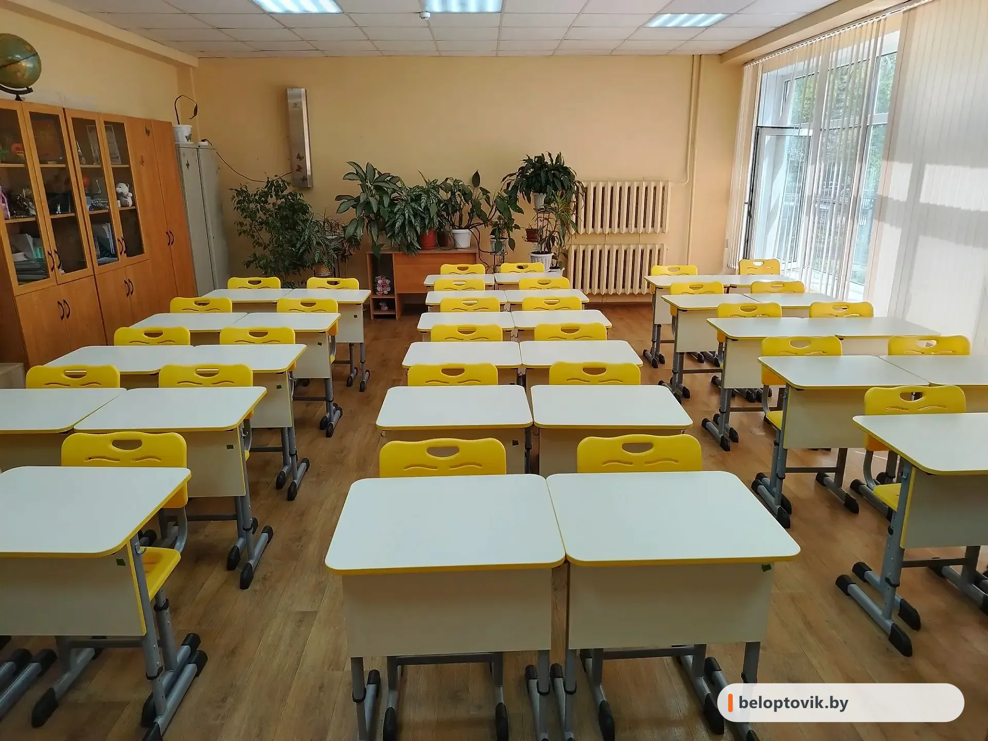 Учебный класс с регулируемыми партами и стульями МФ Комод