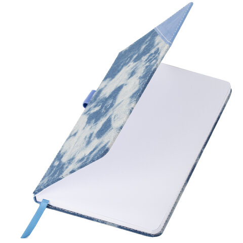 Блокнот А5 135x210 мм BRAUBERG "Denim", ткань/экокожа, резинка, держатель, 80 л., клетка, голубой, 117138