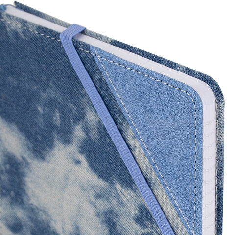Блокнот А5 135x210 мм BRAUBERG "Denim", ткань/экокожа, резинка, держатель, 80 л., клетка, голубой, 117138