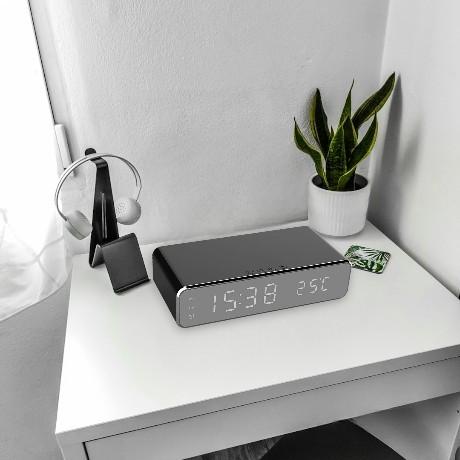 Часы электронные настольные Karmon с беспроводной зарядкой / УЦЕНКА