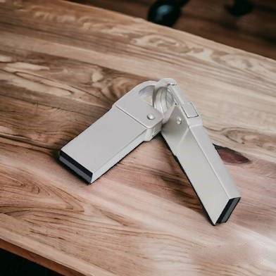 Флешка "Carabine" 16 Гб, серебристая со встроенным карабином в корпусе