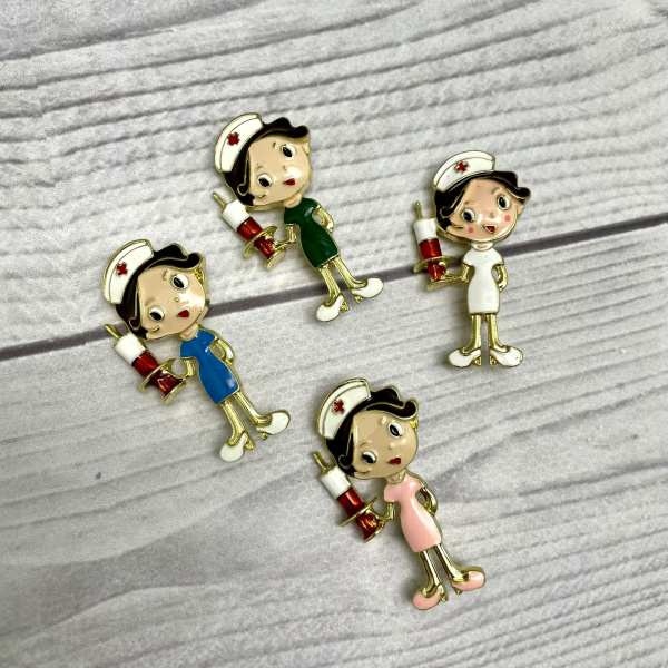 Бижутерия брошь "Медсестра с уколом" 5 см