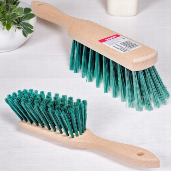 Щетка - сметка деревянная для уборки, ручка 18 см, длина щетины 6 см, ширина 4 см.