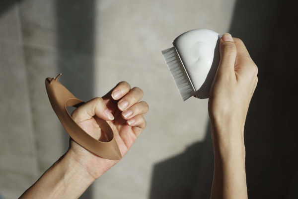 Щетка - улитка с подставкой ESCHI, черная 13,7 х 5 х 7,2 см.