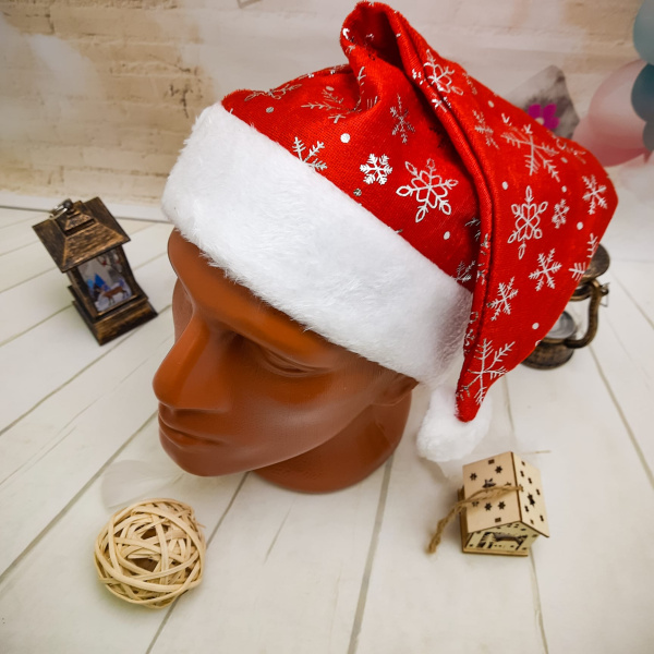 Новогодний колпак Деда Мороза с опушкой / белые снежинки, красный плюш