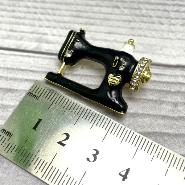 Бижутерия брошь для швеи "Швейная машинка" 3 см