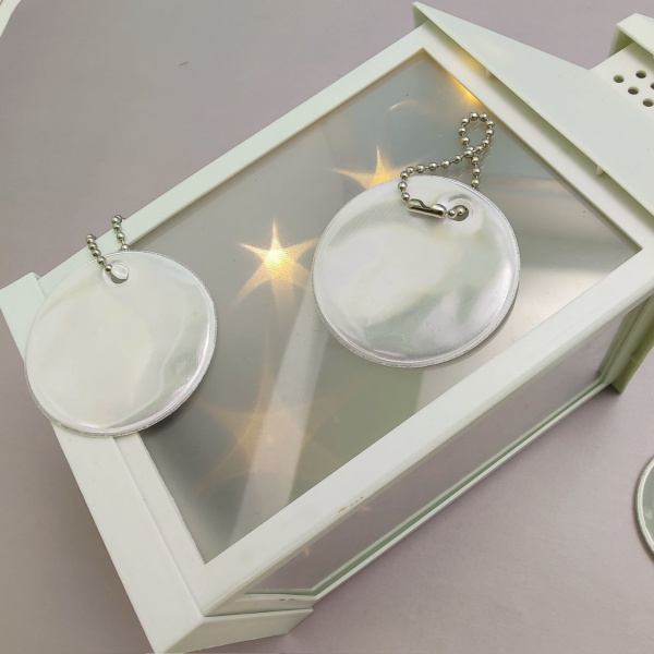 Светоотражающий элемент - брелок, двусторонний на цепочке, 4.9 × 4.9 см. / ФЛИКЕР. Производство под заказ