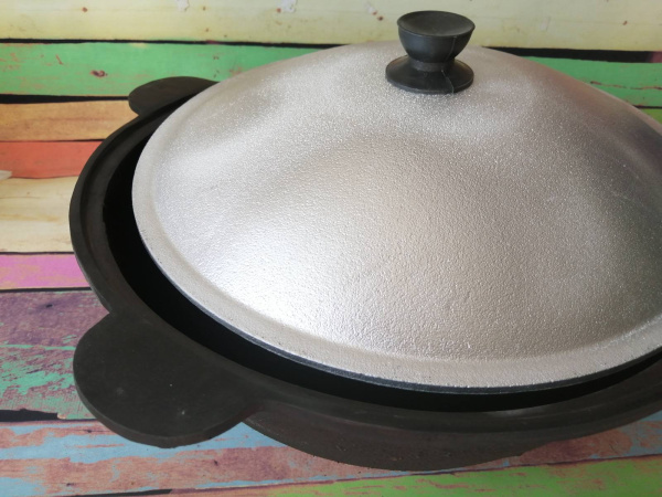 Казан Узбекский чугунный 8 литров с крышкой (плоское дно)