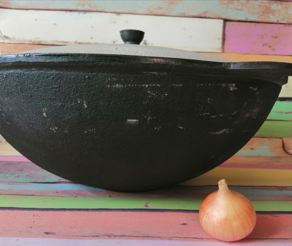 Казан Узбекский чугунный 16 литров с крышкой (плоское дно)