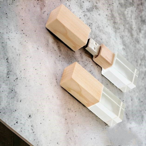 Флешка "Кристал Bamboo" объем памяти 16 Гб с белой подсветкой, корпус в светло-коричневом цвете