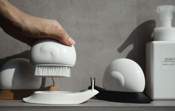 Щетка - улитка с подставкой ESCHI, коричневая 13,7 х 5 х 7,2 см.