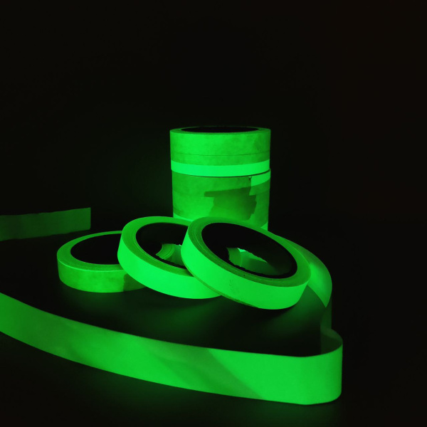 Фотолюминисцентная клейкая лента светящаяся в темноте 13,7 метров (+/-0,2 м)  х 2,5 см толщ. / Светонакопительная лента / Свечение до 10 часов