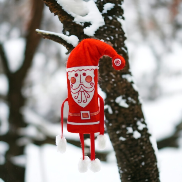 Декоративная игрушка в форме колпака, красный / Стильный аксессуар для новогоднего декора