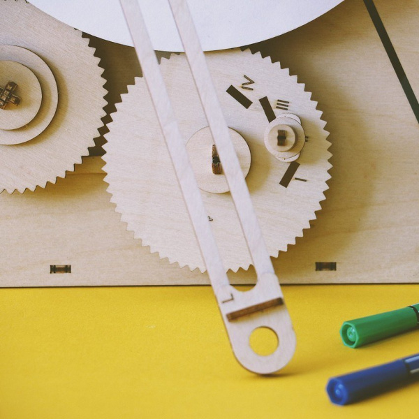 Деревянный конструктор (сборка без клея) “Машина для рисования UNIGRAPH” UNIWOOD