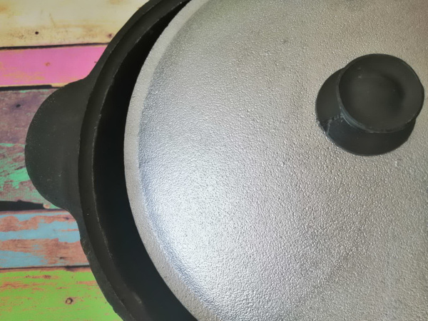 Казан Узбекский чугунный 4.5 литров с крышкой (плоское дно)