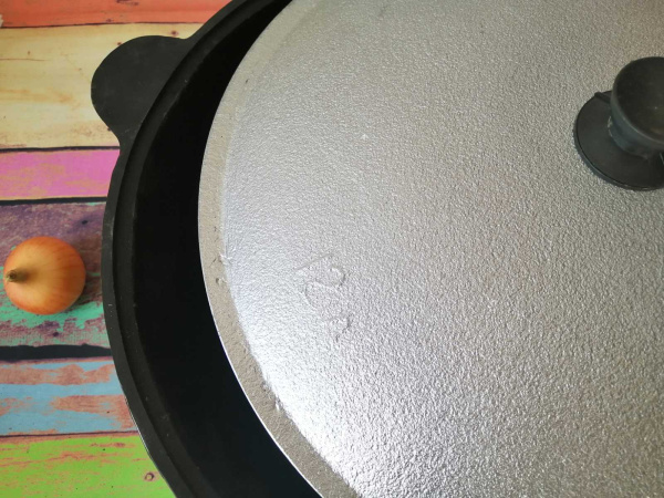 Казан Узбекский чугунный 12 литров с крышкой (плоское дно)