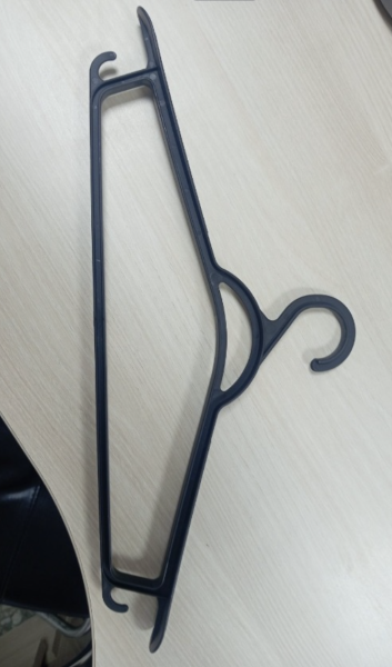 Вешалка для одежды пластмассовая 45 х 19,3 х 3 см. / Плечики