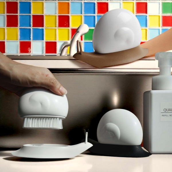 Щетка - улитка с подставкой ESCHI, коричневая 13,7 х 5 х 7,2 см.