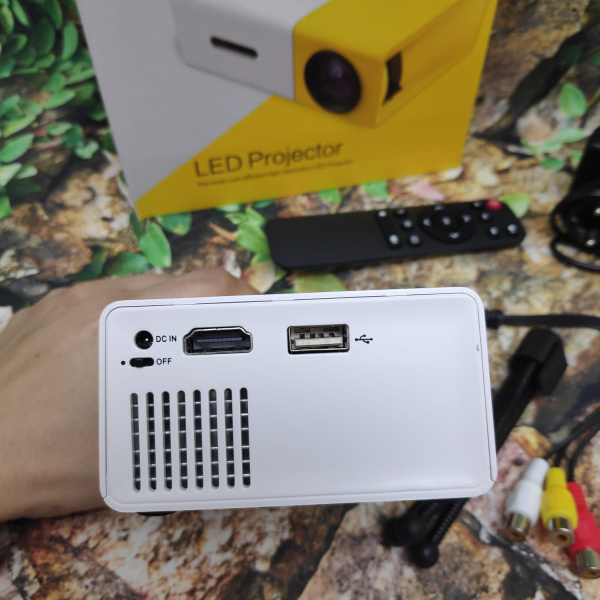 LED Projector портативный переносной проектор светодиодный Aao YG300 (домашний кинотеатр) от сети 220В (без штатива)