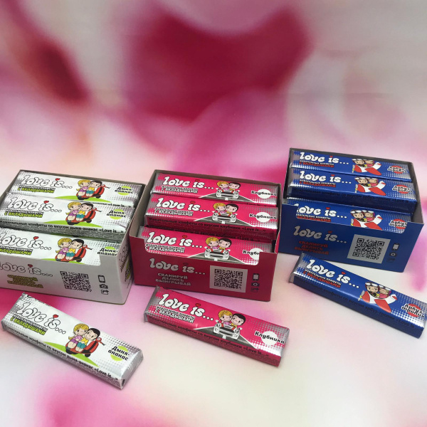 Уценка! Блок жевательных конфет с вкладышами Love is..(12 пластин по 5 конфет в каждой. всего 60 конфет)