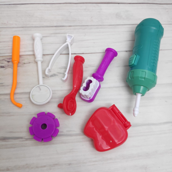 Набор для творчества GENIO KIDS Доктор Зуб Стоматолог (8 пакетиков теста для лепки по 50 гр + 8 аксессуаров для игры + боромашинка на батарейках)