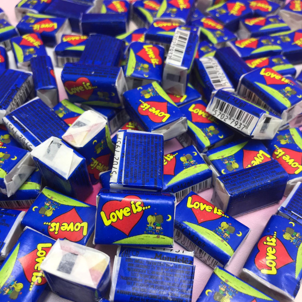 Блок жвачек Love is - Клубника-Банан, 100 шт. х 4,2 гр