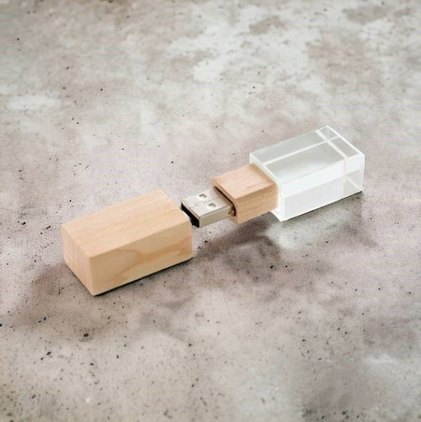 Флешка "Кристал Bamboo" объем памяти 16 Гб с белой подсветкой, корпус в светло-коричневом цвете